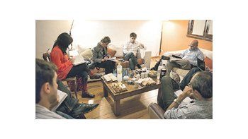 ámbito.com | Axel Kicillof recibió en su domicilio a periodistas el viernes. Allí, de local, afirmó que la única propuesta existente para los fondos buitre, por ahora, sigue siendo la reapertura de los canjes de la deuda.