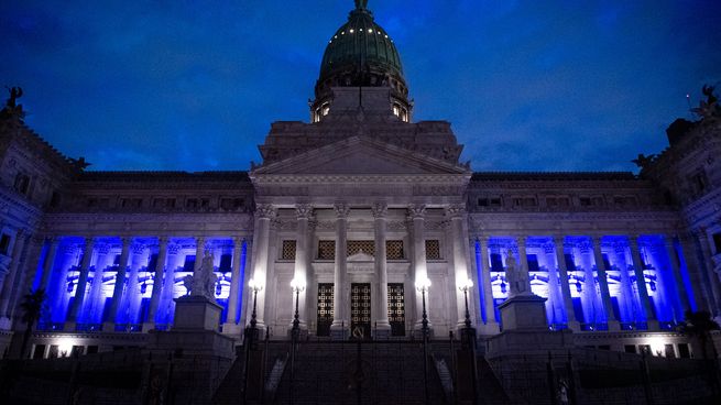 El Congreso se iluminó de azul en homenaje a los veteranos y caídos en Malvinas, en vísperas de un nuevo 2 de abril.&nbsp;