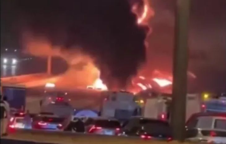 Atacaron la embajada de Estados Unidos en Arabia Saudita. Atacaron la embajada de Estados Unidos en Arabia Saudita.