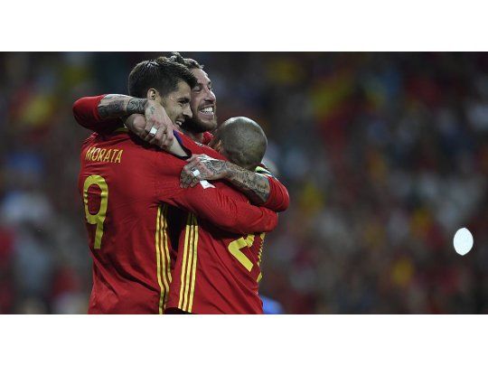 España se siente en el Mundial tras una categórica victoria ante Italia