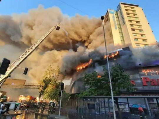 El incendio en el centro comercial de Santiago.