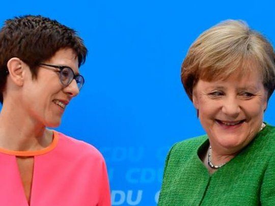 Angela Merkel junto a Annegret Kramp-Karrenbauer, quien renunció a su candidatura como canciller.