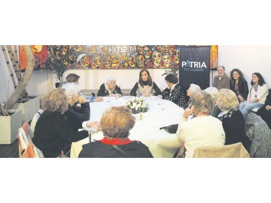 Linea Fundadora. Cristina de Kirchner recibió ayer en el Instituto Patria a una delegación de Madres de Plaza de Mayo-Línea Fundadora: Marta Vásquez, Taty Almeida, Laura Conte, Vera Jarach, Hilda Micucci, Sara Russ y Haydee García Buelas.