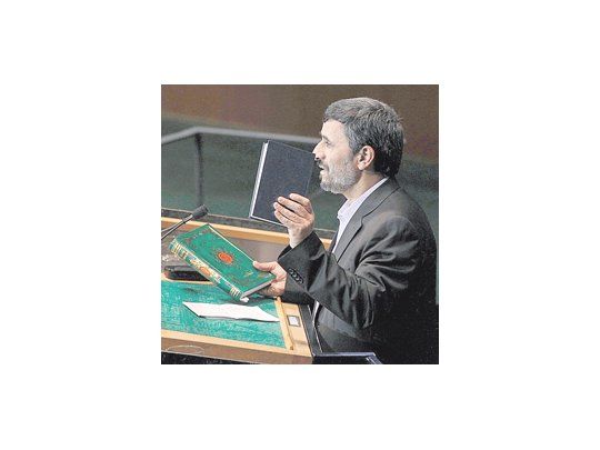 El presidente de Irán, Mahmud Ahmadineyad, exhibió un Corán y una Biblia durante su discurso ante la Asamblea General de la ONU. Pese a haber invocado a Dios, su retórica fue tan provocativa como siempre.