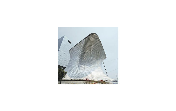 La fachada del Museo Soumaya en México se compone de espejos hexagonales de distintos tamaños que arman, según el ángulo desde donde se mire, un panal de abejas o un barco.