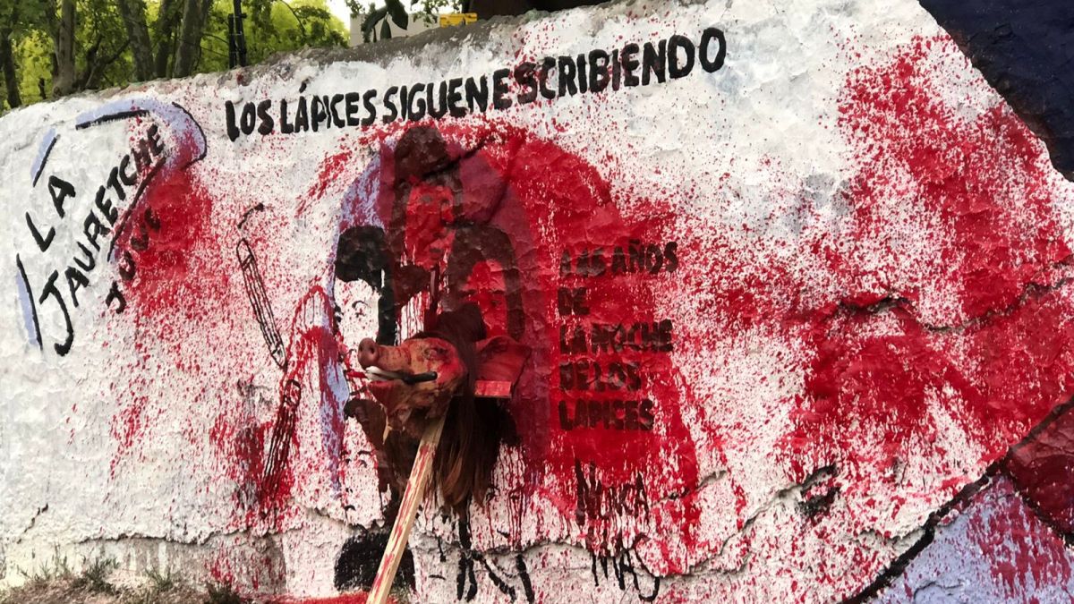 Grave: vandalizaron un mural por La Noche de los Lápices y dejaron un macabro mensaje