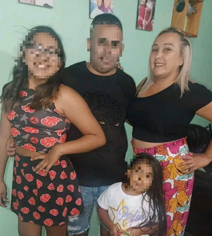 The victim (right), with her husband and two daughters. (Photo: Gabriel Ezequiel Ávalos) The victim (right), with her husband and two daughters. (Photo: Gabriel Ezequiel Ávalos)