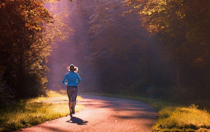 Correr por la mañana ayuda a quemar calorías.