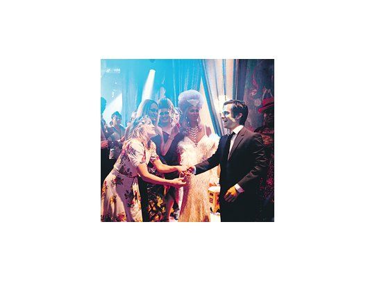 Kate Hudson (aquí junto a Gael García Bernal) protagoniza «Amor por siempre», comedia de final melancólico sobre una joven que se lleva el mundo por delante incluso en las primeras etapas  de su cáncer terminal.
