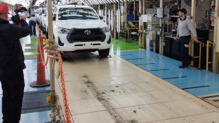 La planta de Toyota en Zárate: corazón de la producción automotriz argentina. En un hito histórico para la industria nacional, la fábrica de la automotriz japonesa, donde se ensamblan modelos clave como la Hilux, alcanzó un récord de producción en octubre, con un total de 18.746 vehículos fabricados La planta de Toyota en Zárate: corazón de la producción automotriz argentina. En un hito histórico para la industria nacional, la fábrica de la automotriz japonesa, donde se ensamblan modelos clave como la Hilux, alcanzó un récord de producción en octubre, con un total de 18.746 vehículos fabricados