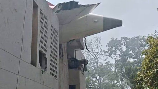 Así quedó parte del avión que se estrelló en India