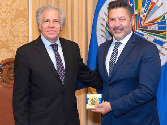 Luis Almagro, titular de la OEA, y Gustavo Menéndez, intendente de Merlo.