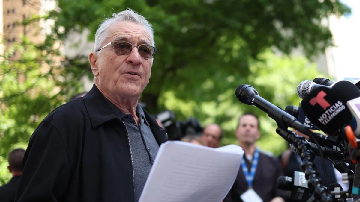 Robert De Niro calls Donald Trump a clown in front of court and asks to vote for Joe Biden