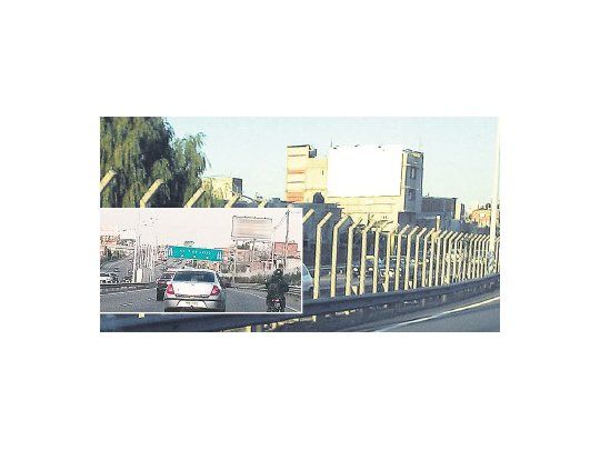 Sobre la pared de un edificio que da a la Autopista Illia hay una estructura metálica que el propietario de la casa pensaba comercializar para publicidad. En la zona hay unos 20 carteles y muchos están en infracción.