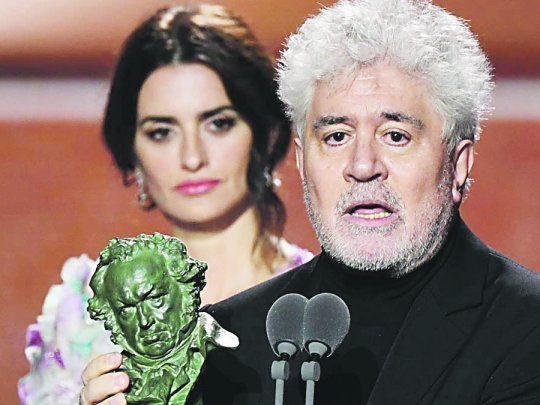 Con el Goya. Pedro Almodóvar; detrás, Penélope Cruz.