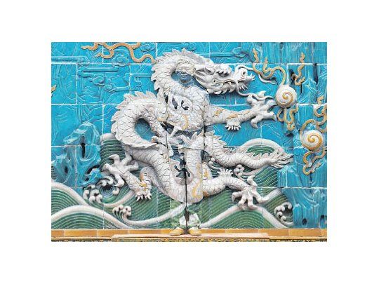 Al chino Liu Bolin se lo conoce como el Hombre Invisible, por obras en las que, con una mirada concentrada, se descubre su figura, estática, ocupando el  centro de la escena, mimetizado con el entorno.