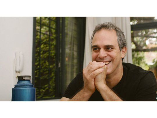 Federico León. “Antes la gente esperaba afuera, los días de lluvia se mojaban, no quería que entraran en el living y a la cocina porque estaban mis cosas. Pero un día entraron y no se fueron más.”