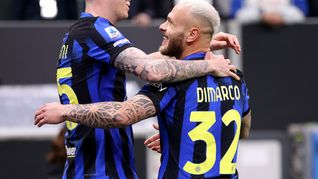 Federico Dimarco, autor del primer gol del Inter de Milán, celebra con su compañero Alessandro Bastoni. El conjunto de Lautaro Martínez ganó y tomó una considerable distancia en la lucha por conquistar la Liga de Italia.