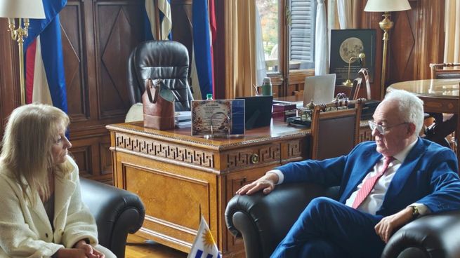 El canciller Mario Lubetkin le entregó el acuerdo Mercosur-EFTA a Carolina Cosse.