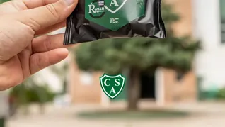 Sarmiento de Junín dio un paso innovador en el terreno del marketing deportivo con el lanzamiento de su propio alfajor. Sarmiento de Junín dio un paso innovador en el terreno del marketing deportivo con el lanzamiento de su propio alfajor.