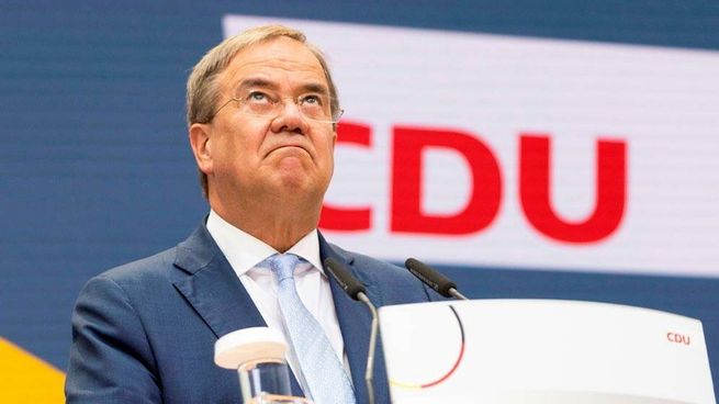 ¡Renunciá!, el clamor de varios sectores de los conservadores contra el candidato y presidente del partido, Armin Laschet.