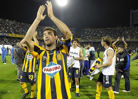 Saludo de Capitán. Aplaude el Kily González a su gente.