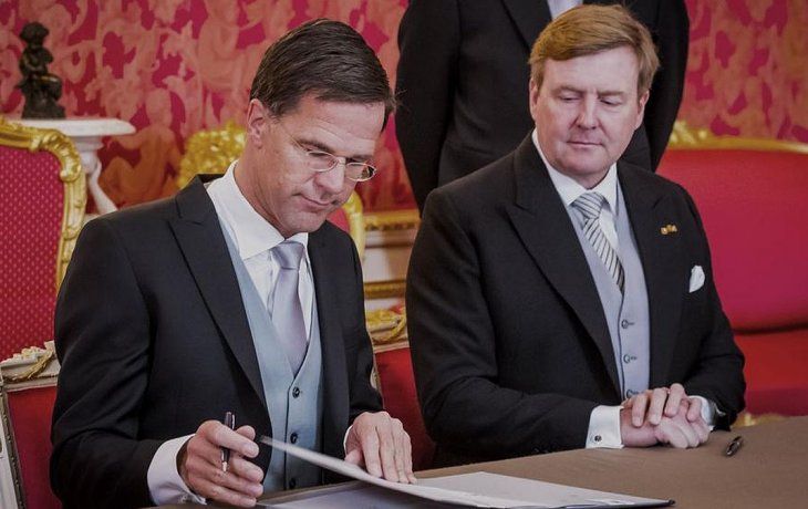 El primer ministro, Mark Rutte, informó su decisión al rey Guillermo.