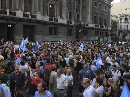 Manifestantes se concentraron en las puertas del Congreso para manifestar su rechazo al proyecto de ley de emergencias que el presidente Alberto Fernández impulsa en el Congreso.  