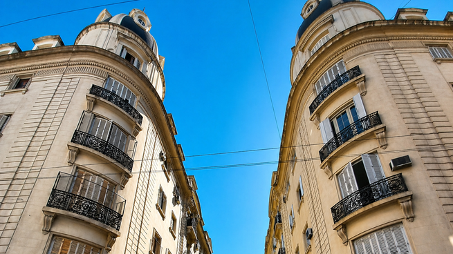 Vista simétrica del Pasaje Rivarola, con sus dos cúpulas gemelas y estética de inspiración europea