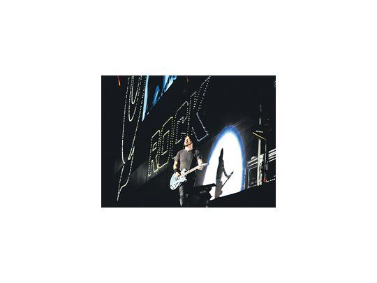 La noche del feroz temporal que se abatió sobre Buenos Aries  y cuando muchos pensaron que el show de Foo Fighters en el «Quilmes Rock» se suspendería, la banda tocó durante dos horas y media.
