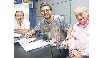 ámbito.com | Daniel Osvaldo  firmó ayer en Boca, fue la estrella del libro de pases donde  hubo muchos retornos de Europa.