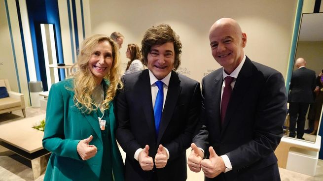 El presidente Javier Milei y la secretaria General de la Presidencia, Karina Milei, saludaron al presidente de la Federación Internacional de Fútbol Asociación (FIFA), Gianni Infantino.