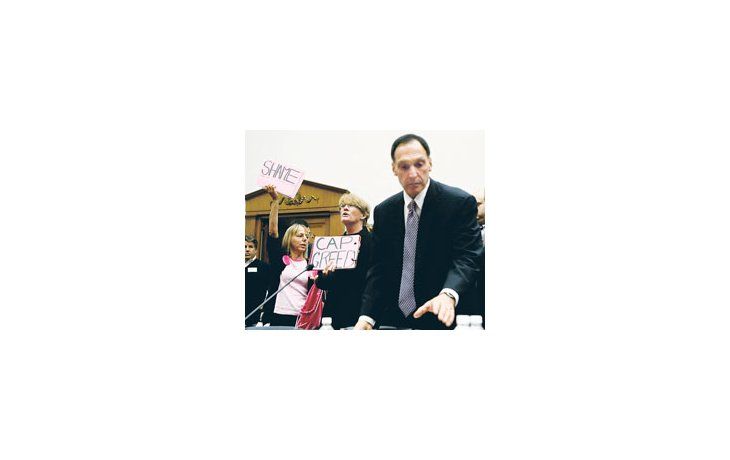 ámbito.com | «Vergüenza» y «codicia» decían los carteles que sostenían manifestantes el 6 de octubre del año pasado, cuando el CEO de Lehman Brothers, Richard Fuld, se aprestaba a declarar ante un panel del Congreso. La quiebra de ese tradicional banco fue el punto de
