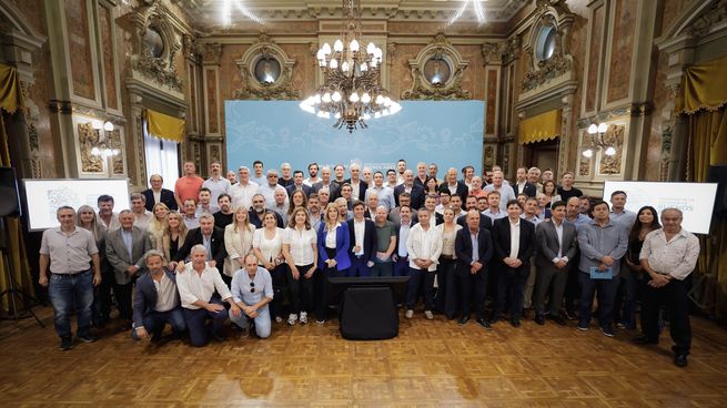 Axel Kicillof, junto a intendentes bonaerenses.