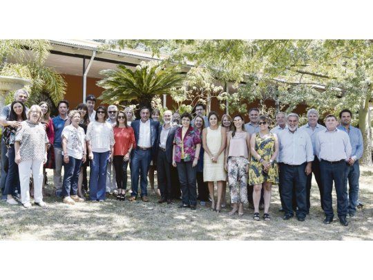 Anfitrión. Finocchiaro recibió ayer en San Fernando a sus pares de todo el país. El encuentro se dio en medio del rechazo de gremios locales al tope del 15% -sin gatillo- que alienta Nación, lo que amenaza el inicio de clases.