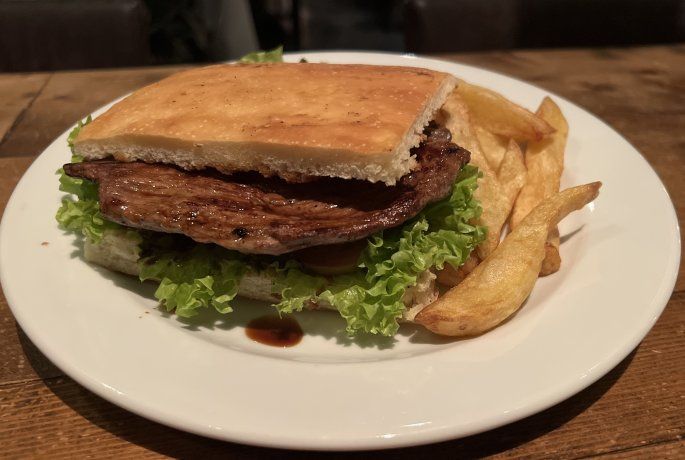 Su amplia carta incluye sándwiches como el Ciabattin. Su amplia carta incluye sándwiches como el Ciabattin.