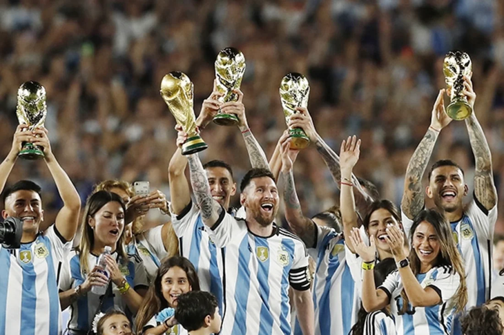 Messi celebrates in front of thousands of Argentines at the Monumental with the World Cup