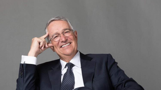 Así es el extraño ritual de iniciación de la familia de Ricardo Salinas Pliego que incluye solamente hombres y espadas.