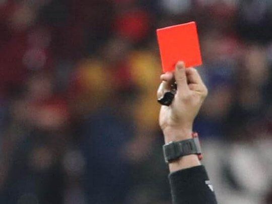 La IFAB discutirá la implementación de expulsiones temporales en el fútbol profesional.
