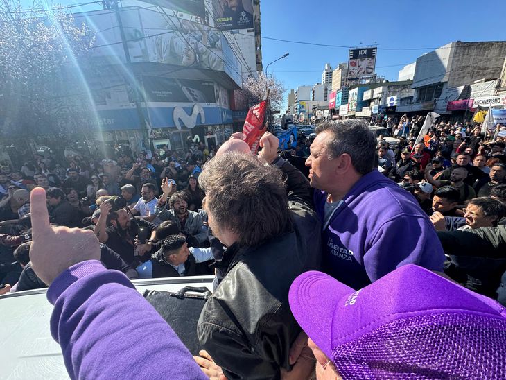 caravana Milei lomas (1)