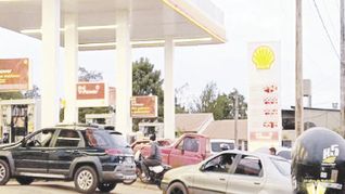 diferencias. El valor de la nafta súper en Puerto Iguazú es casi $100 más cara que en Posadas. El tránsito de extranjeros en la ciudad fronteriza para cargar combustible es cada vez mayor.