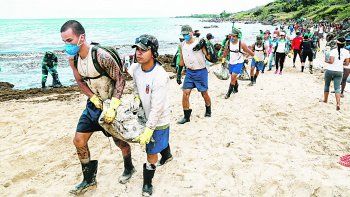 DESPLIEGE. Militares trabajaban en la limpieza de la playa Cabo de Santo Agostinho, en el estado de Pernambuco. &nbsp;