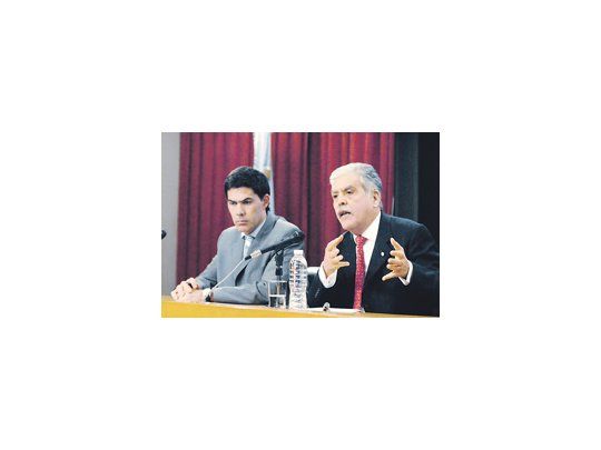 El secretario de Transporte, Alejandro Ramos y el ministro de Planificación, Julio De Vido,  presentaron ayer el decreto de finalización de la concesión del Mitre y el Sarmiento. Desde ahora lo manejarán Metrovías (Roggio) y Ferrovías (grupo Romero).