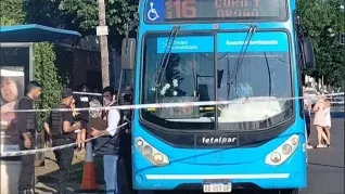 El colectivo de la línea 116 con los impactos de arma de fuego.