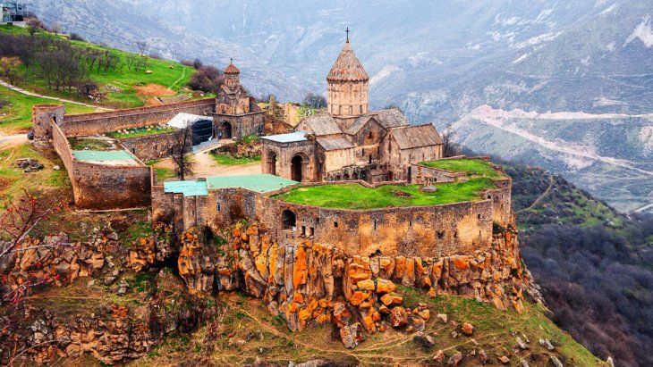 Armenia tiene una historia y cultura ricas para explorar y admirar sus edificaciones.