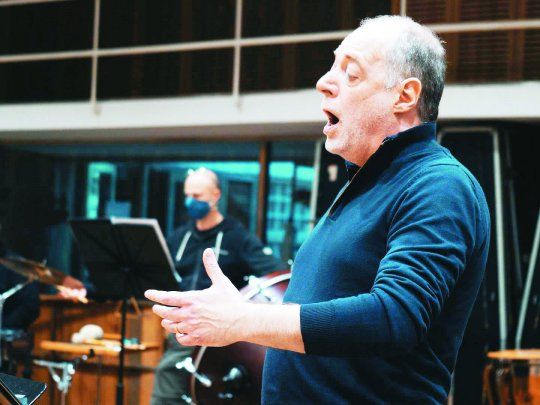López Manzitti. El tenor, en un ensayo de “La canción de la tierra”.