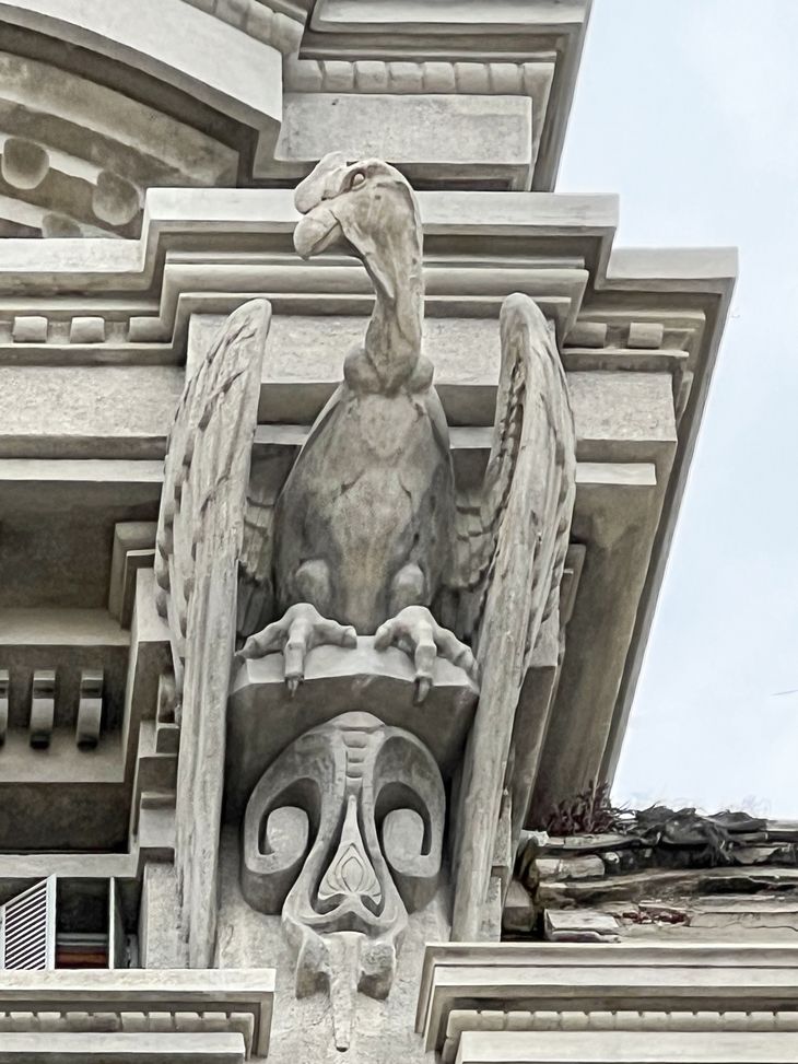 Aves y animales de nuestra fauna forman parte de la escena y del hormigón del edificio Aves y animales de nuestra fauna forman parte de la escena y del hormigón del edificio