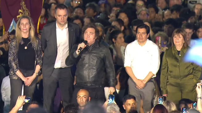 El Presidente se rodeó de dirigentes de su confianza en el escenario cordobés.
