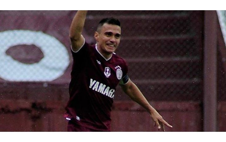 Lanús dejó libre a Maxi Velázquez.