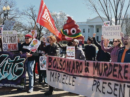 RECHAZO. Unas 50 personas se acercaron a las inmediaciones de la Casa Blanca para protestar en contra de la presencia de Jair Bolsonaro.